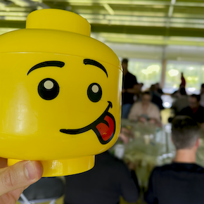 Lego qui tire la langue - représente le plaisir dans le travail-2