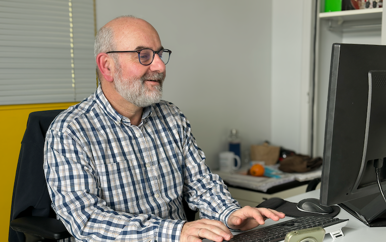 Expert de la visibilité digitale chez Ubiflow, accompagnement humain pour configurer vos paramètres de diffusion spécifique.