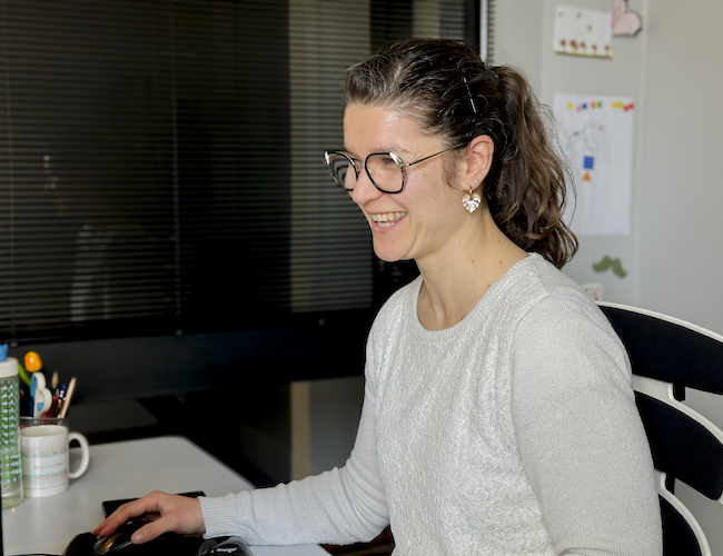 Collaboratrice Ubiflow travaille à son bureau