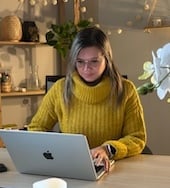 Jeune femme à son bureau, elle travaille sur son ordinateur
