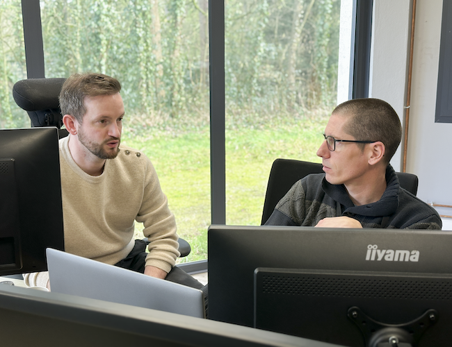 collaborateurs Ubiflow travaillent à leur bureau