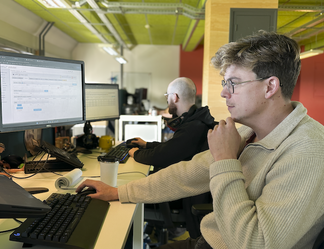 collaborateurs de la relation client, atout majeur dUbiflow,  travaillent à leur bureau