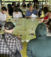Groupe de personnes qui travaillent autour d'une table