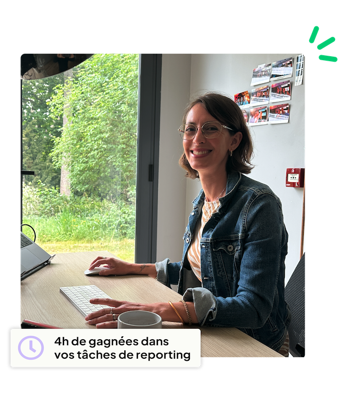 Experte Ubiflow souriante dans un bureau moderne, illustrant le gain de 4h de temps sur les tâches de reporting pour les professionnels de l'automobile