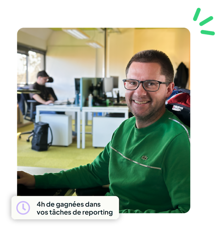 Expert Ubiflow souriant dans un bureau moderne, illustrant le gain de 4h de temps sur les tâches de reporting pour les professionnels de l'immobilier.